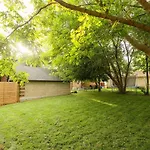 Tranquil Retreat 5Br House With 3 Bath And Backyard, Located Minutes Away From The Falls