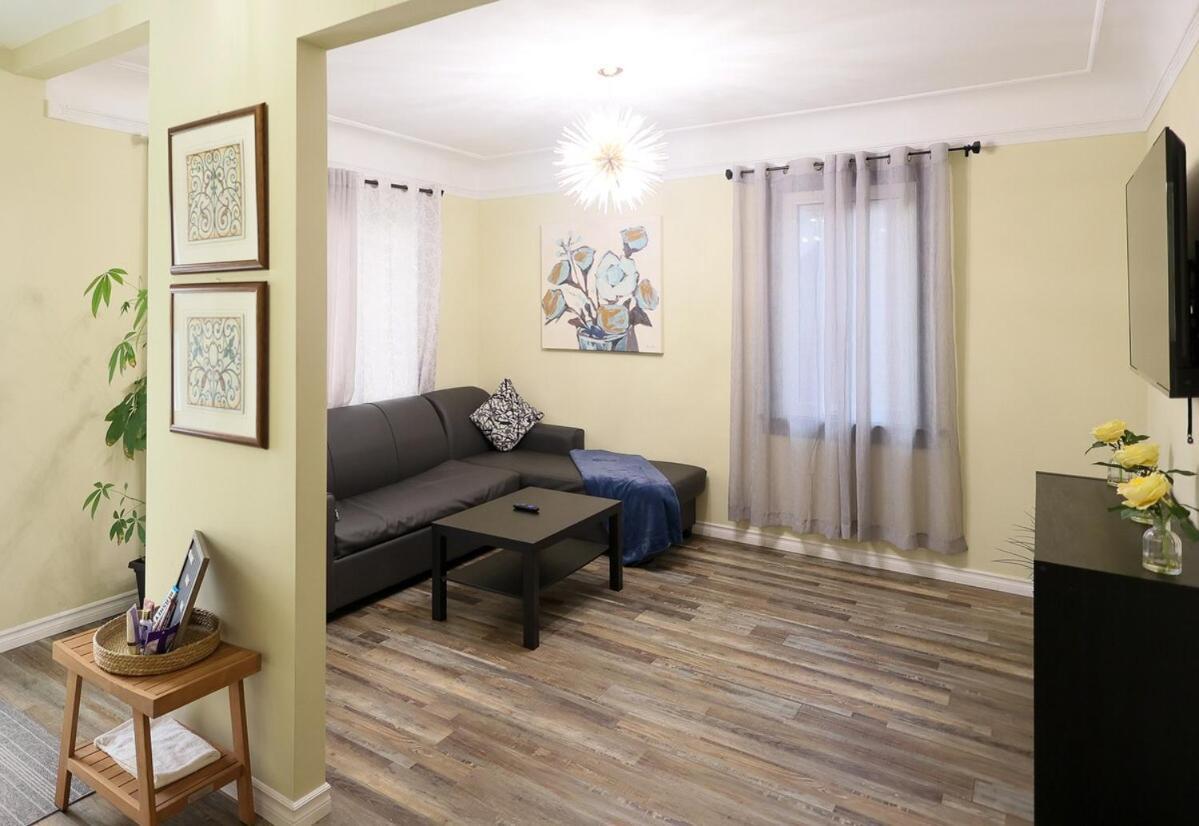 Holiday home Tranquil Retreat 5br House With 3 Bath And Backyard, Located Minutes Away From The Falls Niagara Falls