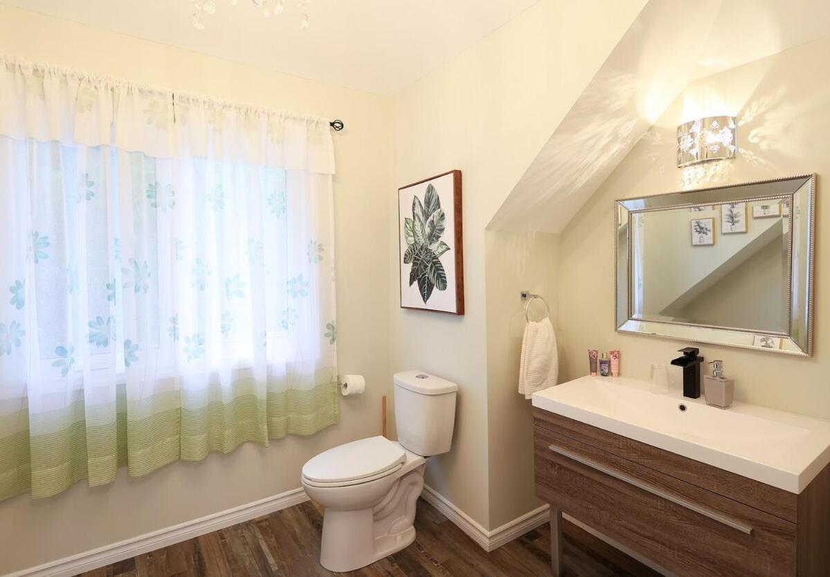 Tranquil Retreat 5br House With 3 Bath And Backyard, Located Minutes Away From The Falls Holiday home *